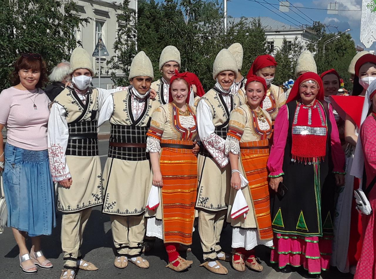 Праздник в болгарии сегодня. Болгарская община в Молдове. Болгария культура и традиции. Болгарский народный костюм женский. Болгария люди.