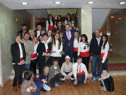 Театрално-фолклорната формация „Възрожденче” гостува на българското посолство в Мадрид 