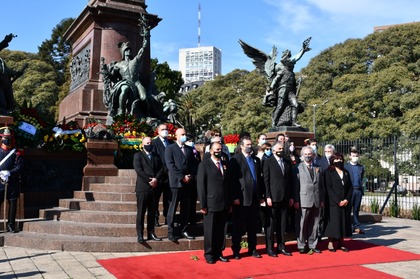 Посланик Стоян Михайлов участва в тържествена церемония по повод 196-ата годишнина от независимостта на Многонационална република Боливия