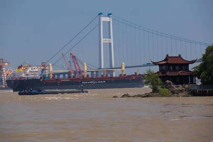 В Jiangsu New Yangzi Shipbuilding Co. бе вдигнат флагът на първия от серията 32 150-тонни кораби за насипни товари на Параходство БМФ АД