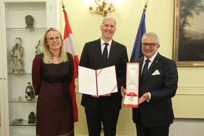 Посланик Иван Сираков бе удостоен с Голям златен почетен орден с лента за заслуги към Република Австрия