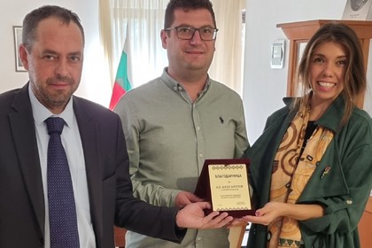 Посланик Ангелов получи благодарствен плакет за приноса му към развитие на отношенията в областта на културата