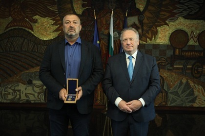 Minister Stoev awarded our compatriot for his assistance in the evacuation of Bulgarian and Afghan citizens from Afghanistan