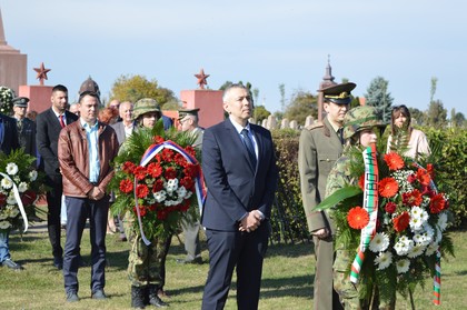 Венци и цветя бяха положени пред Паметника на българските войници,загинали при освобождението на град Сомбор по време на Втората световна война
