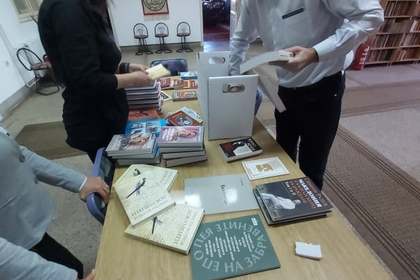 Посланик Петко Дойков дари книги на Народната библиотека "Детко Петров" в Цариброд