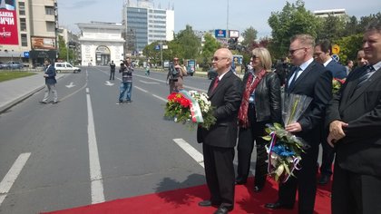 Поднасяне на цветя пред паметника на Никола Карев в Скопие