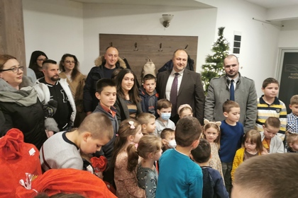 Генералният консул в Ниш Димитър Цанев участва в тържествено раздаване на подаръци на деца от български произход в гр. Враня
