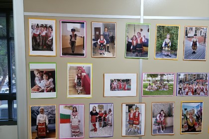 Изложба „Красотата на родните носии, носени от българските деца в Испания“ 