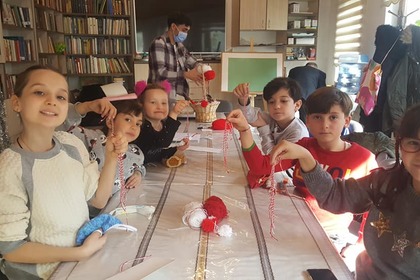 Учениците от българското неделно училище „Иван Вазов” в Одрин се обучават в изработването на мартеници