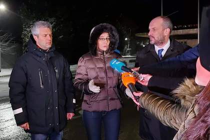 Министърът на външните работи Теодора Генчовска посрещна на ГКПП Дуранкулак евакуираните от Киев  български граждани