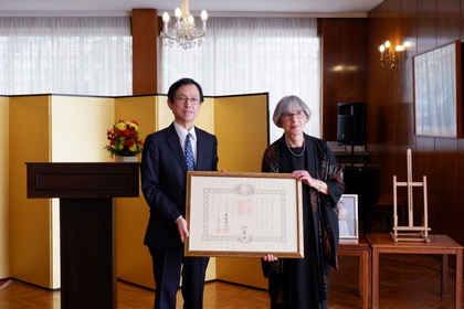 Вера Вутова-Стефанова, дипломат от кариерата и японист, бе удостоена с японския Орден на Изгряващото слънце, Златни лъчи с лента