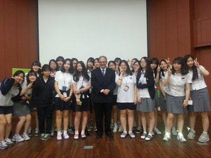 Презентация на посланик Петър Андонов пред ученици от девическата гимназия Cheongwon  в Сеул