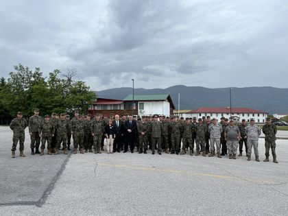Председателят на комисията по отбрана Атанас Зафиров и посланик Валери Йотов се срещнаха с българския военен контингент от мисията EUFOR Аlthea