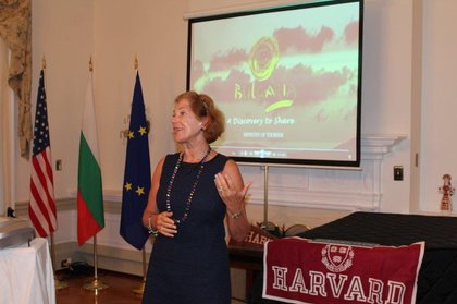 Публична лекция на посланик Елена Поптодорова пред възпитаници на университета „Харвард“