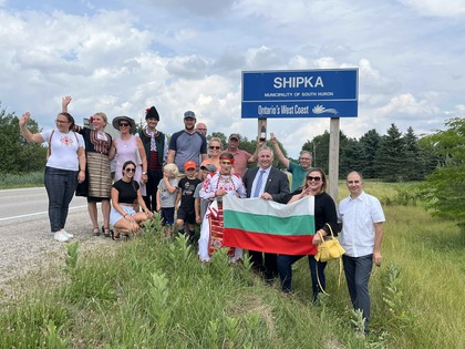 Засаждане на шипкови храсти в гр. Шипка, провинция Онтарио