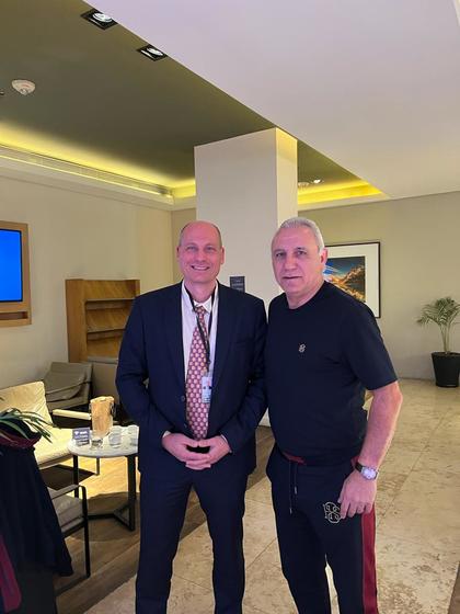 Посланик Стоян Михайлов се срещна със звездата на българския футбол Христо Стоичков 