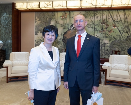 Meeting between Shanghai Municipal People's Government and Consul Generals who arrived to Shanghai in the last year