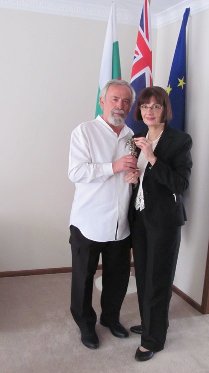 Георги Костурков (Джордж) дари на Посолството в Канбера бронзова статуетка
