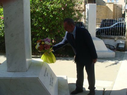 Посланик Христо Георгиев положи цветя пред бюста на Никос Кранидиотис