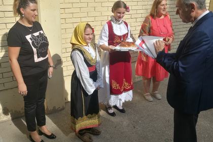 Посланик Петко Дойков посети училища с изучаване на български език в град Панчево