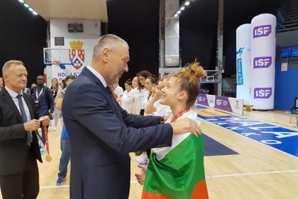 Посланик Петко Дойков връчи златните медали на българския отбор след победата във финала на Световното ученическо първенство по баскетбол за момичета в Белград