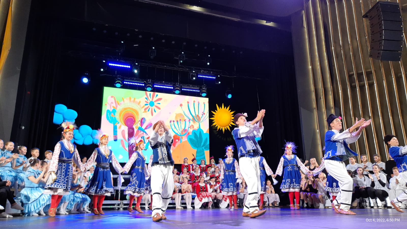 Изпълнение на български народни танци по време на международния фестивал "Радостта на Европа", 1-5 октомври, Белград   
