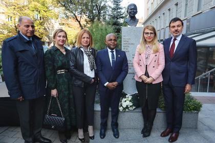 Първи по рода си бюст-паметник на Нелсън Мандела бе открит в България