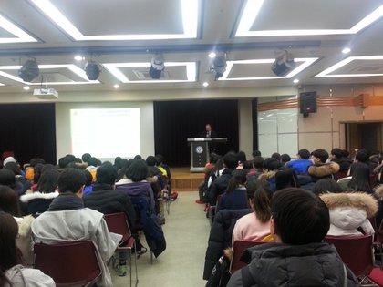 Лекции на посланик Петър Андонов пред ученици от горните класове на гимназии в Сеул, които проявяват интерес към дипломацията
