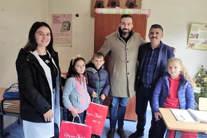 Децата от областите Гора, Голо Бърдо и Мала Преспа бяха зарадвани с празнични пакети