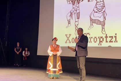 Генералният консул връчи почетна грамота на групата за народни танци „Хоротропци“ от Лос Анджелис