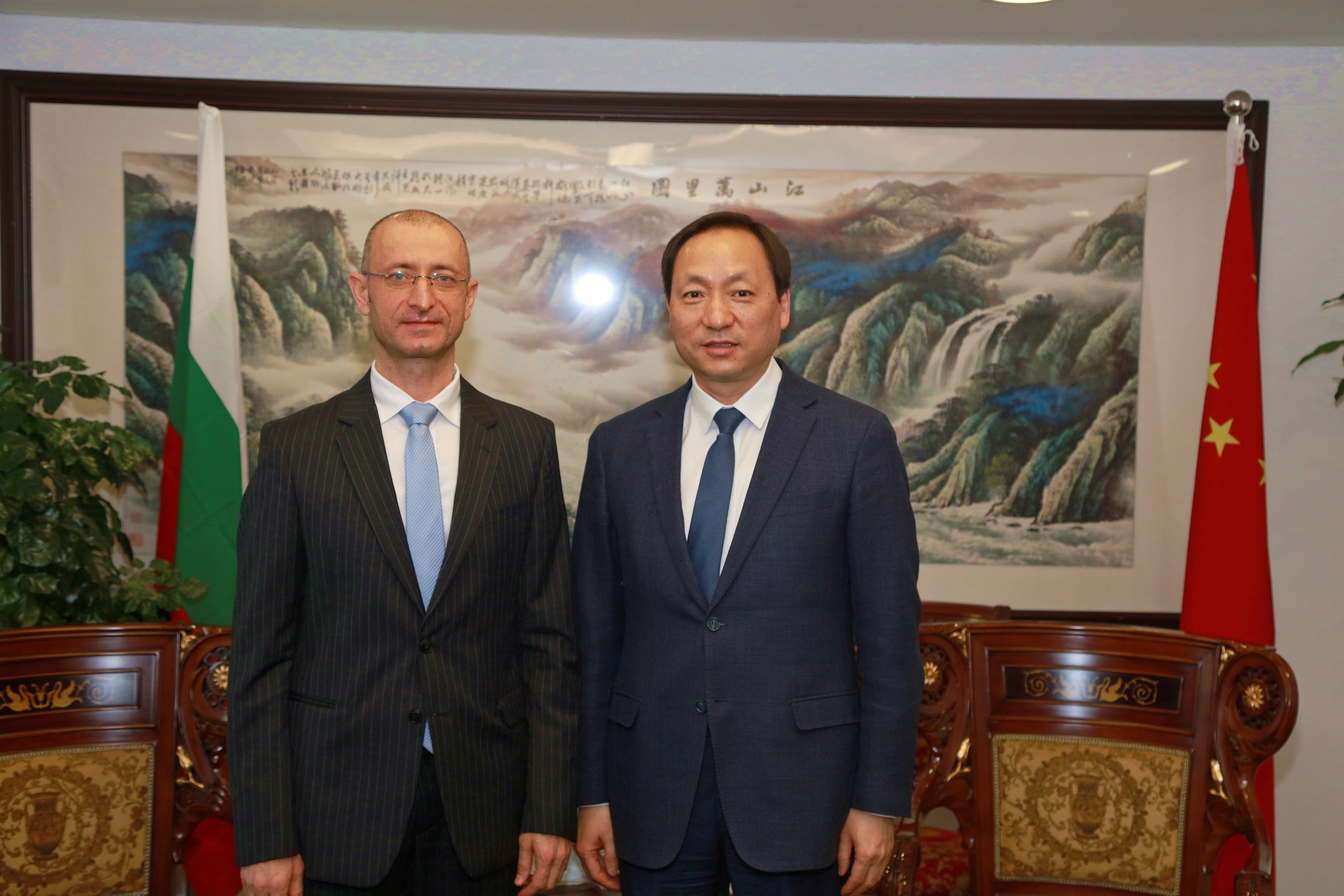 Проведена среща на генералния консул Владислав Спасов с директора на Комисията за търговия на правителството на Шанхай г-н Гу Дзюн