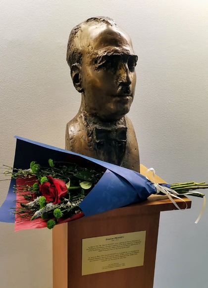 Поднасяне на цветя пред бюста на Димитър Пешев в Съвета на Европа 