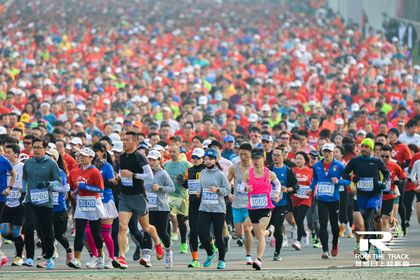 为纪念瓦西里-列夫斯基逝世150周年,总领事斯帕索夫先生在上海参加了半程马拉松比赛