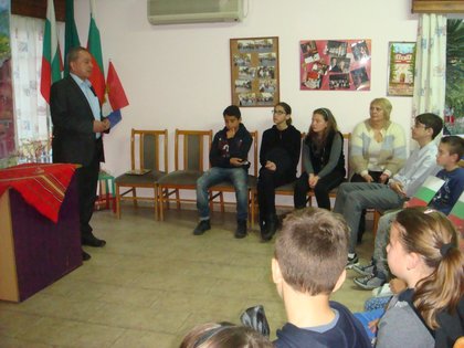 Посланик Христо Георгиев се срещна с учениците в съботно-неделното  училище в Пафос