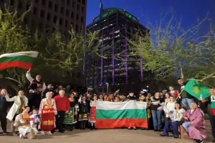 Общината във Финикс, Аризона, беше осветена на 3 март 2023 г. в цветовете на българското национално знаме в чест на Националния празник на Република България 