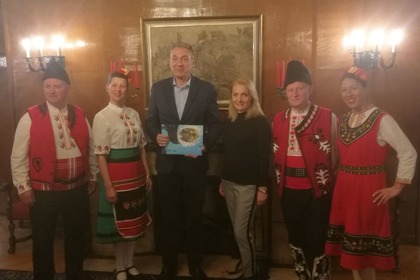  Танцови ансамбли от България гостуваха на посолството ни в Белград