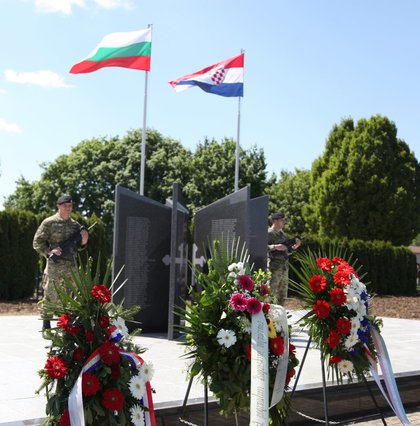 Министърът на отбраната Николай Ненчев и посланик Таня Димитрова откриха паметната стена в гр. Вуковар