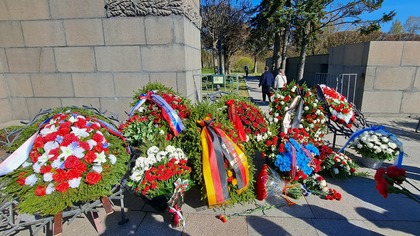 Поднасяне на цветя в памет на загиналите във Втората Световна война 