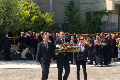 Посолство на България в Скопие участва в церемонията по полагане на цветя на паметника на Св. Св. Кирил и Методий