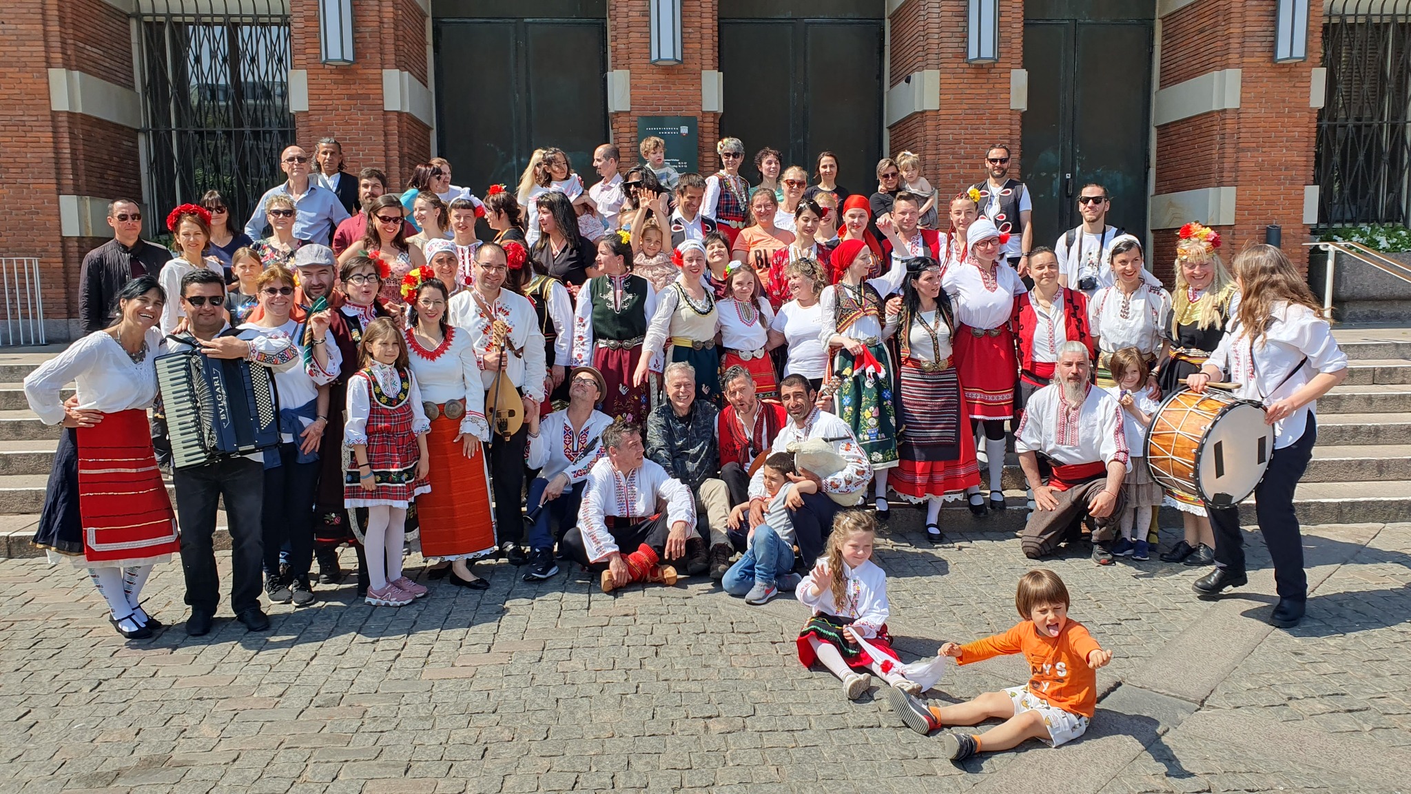 За девети път пред красивата сграда на община Фредериксберг в Копенхаген се изви най-голямото и пъстро българско хоро в Дания