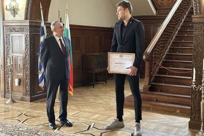 Звездата на европейския баскетбол Александър Везенков бе отличен с почетна грамота от българския посланик в Атина